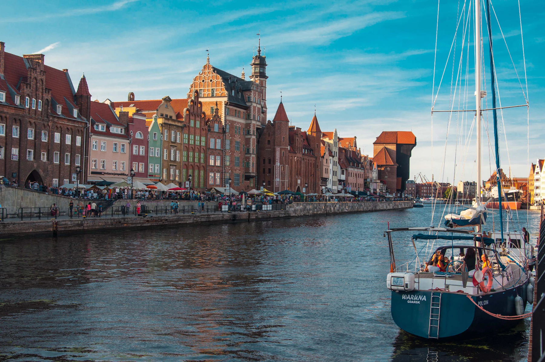 Długie Pobrzeże i historyczna zabudowa nad Motławą