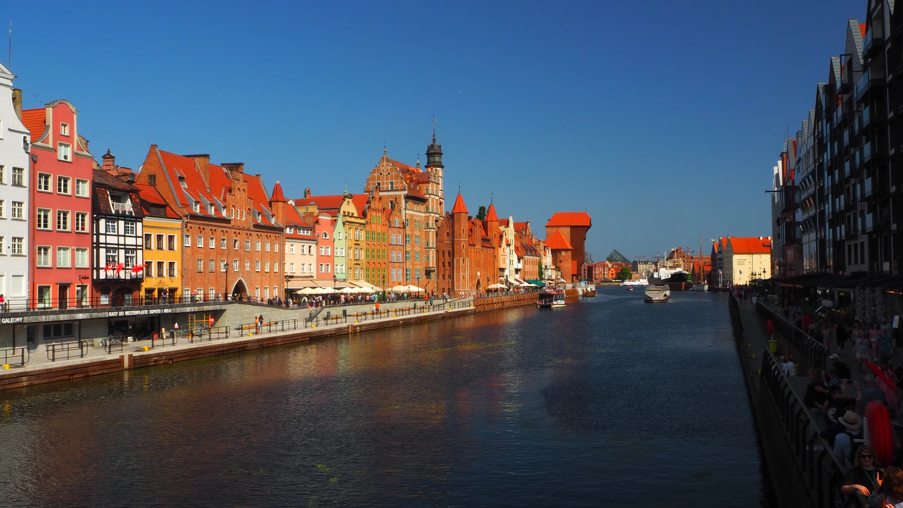 Historyczna zabudowa Gdańska odbijająca się w wodzie
