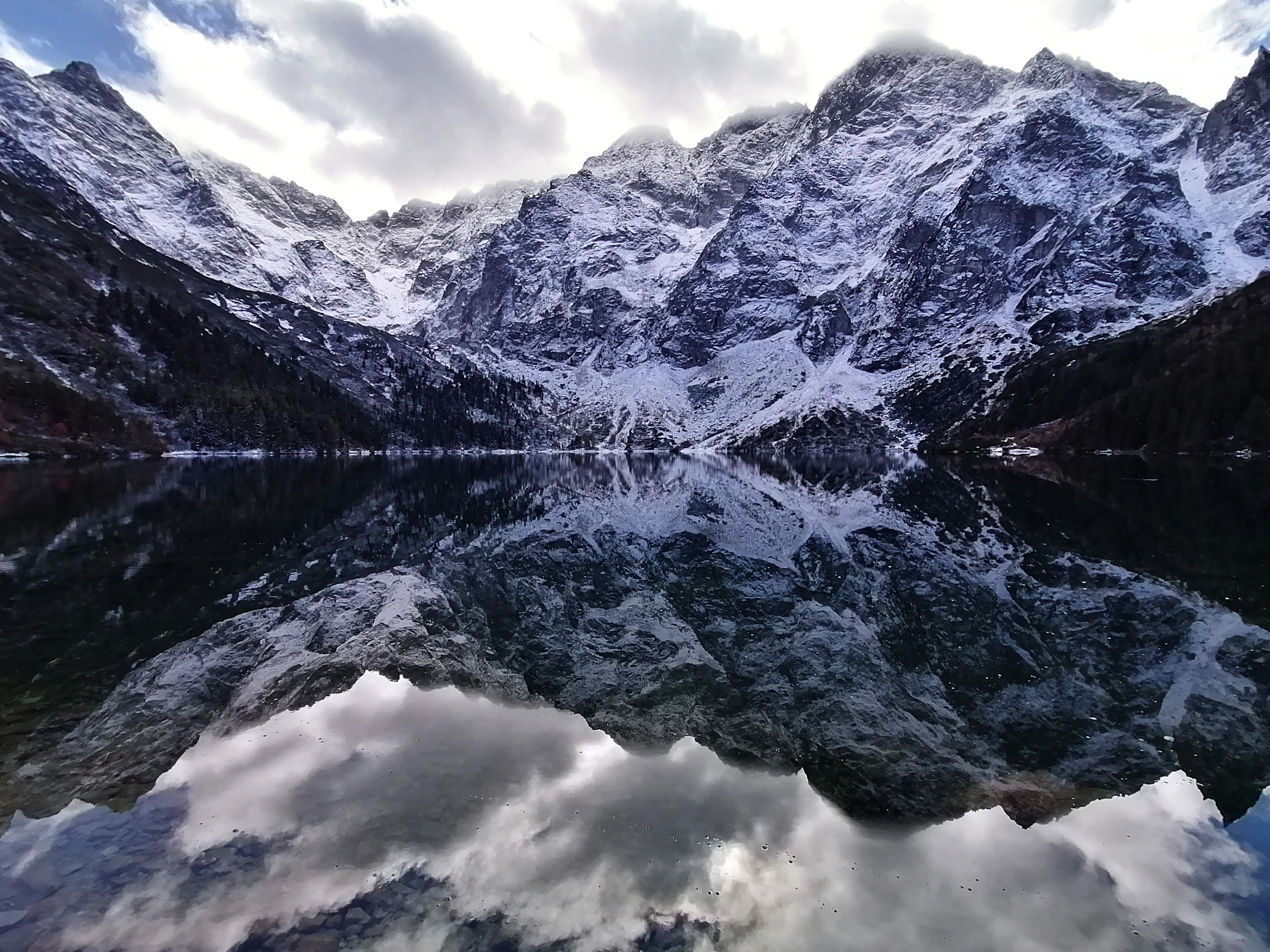 Morskie Oko pod ośnieżonymi ścianami Tatr