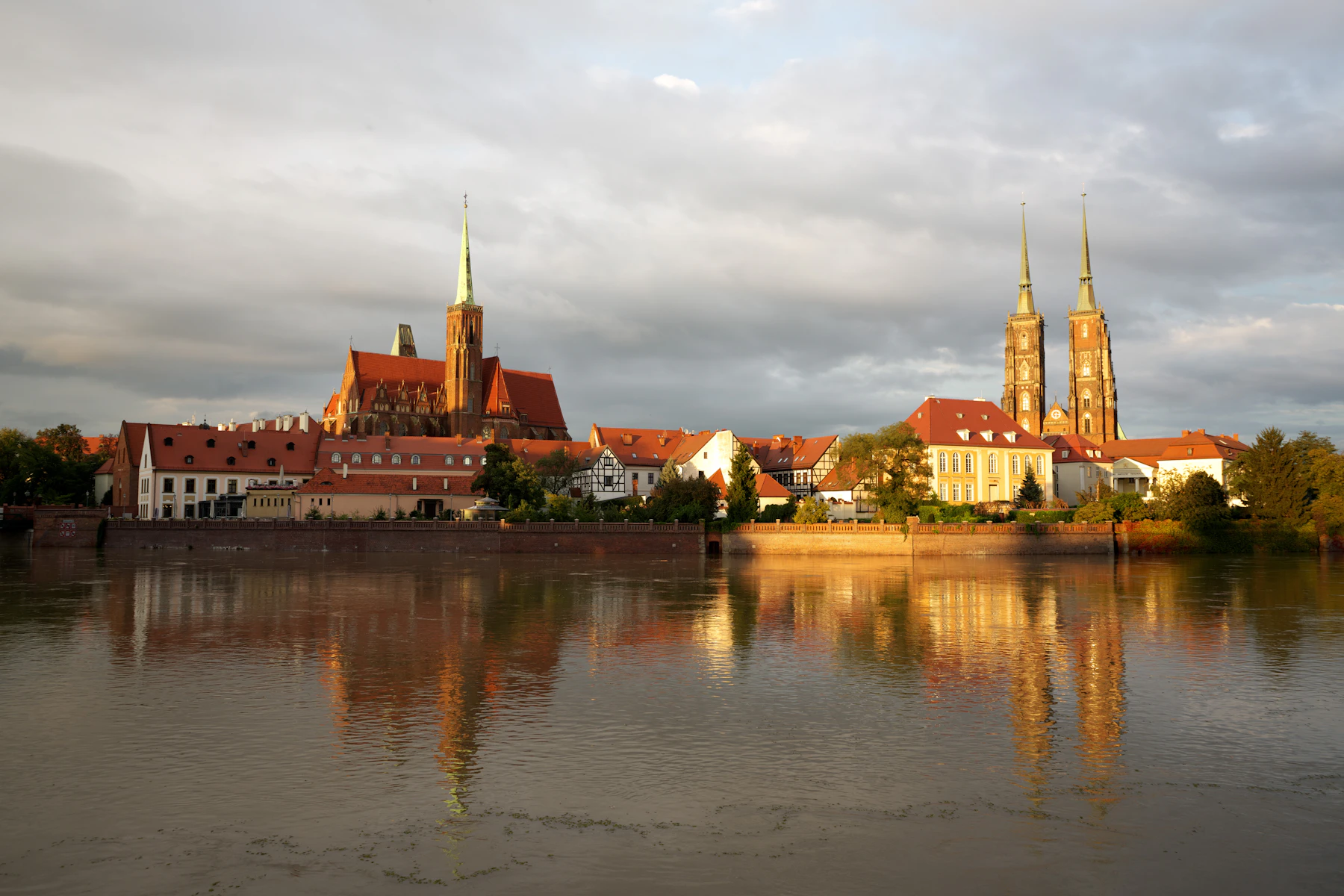 Panorama Wrocławia widziana znad wody