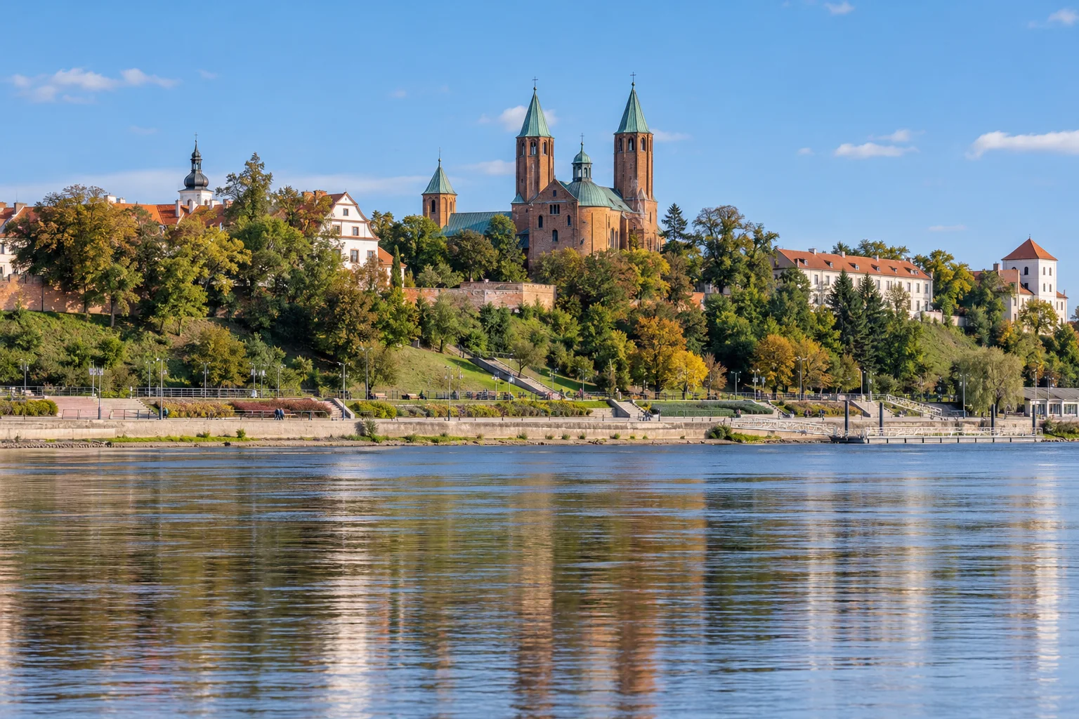 Wzgórze Tumskie w Płocku widziane znad Wisły