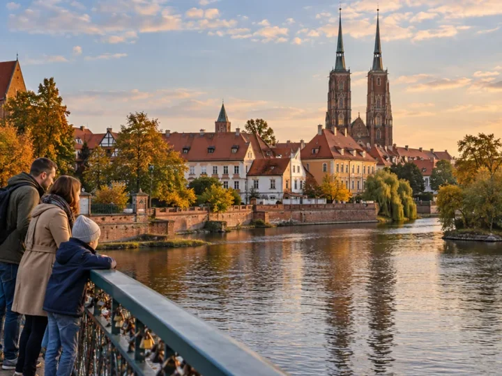 Rodzina na moście nad Odrą z zielonymi wyspami i wieżami Ostrowa Tumskiego